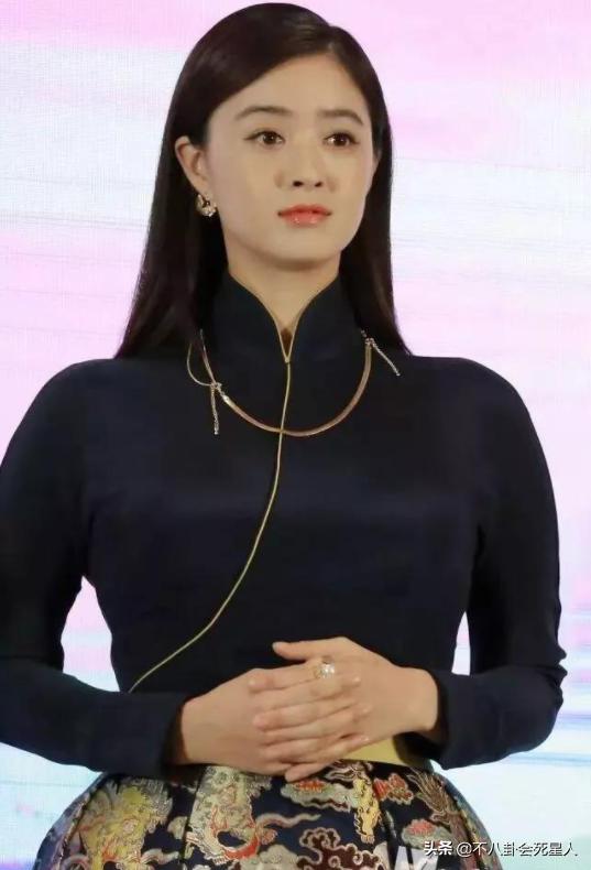 女星紧身礼服造型翻车_女明星紧身裤图_红毯紧身礼服尴尬造型案例