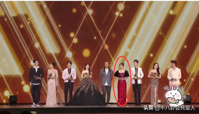 红毯紧身礼服尴尬造型案例_女明星紧身裤图_女星紧身礼服造型翻车