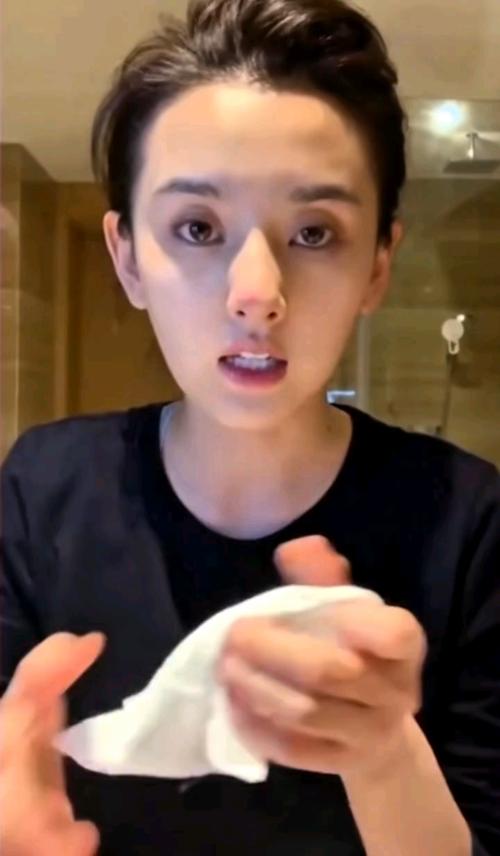 女明星回家真实状态揭秘：卸妆素颜追剧，为体育比赛疯狂打call