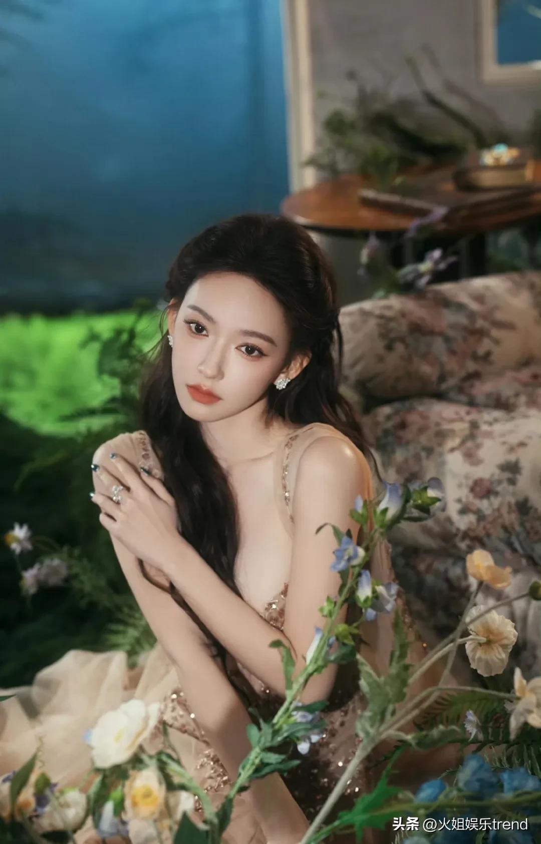 暗夜玫瑰气质_红露肩晚礼服_晚装女明星